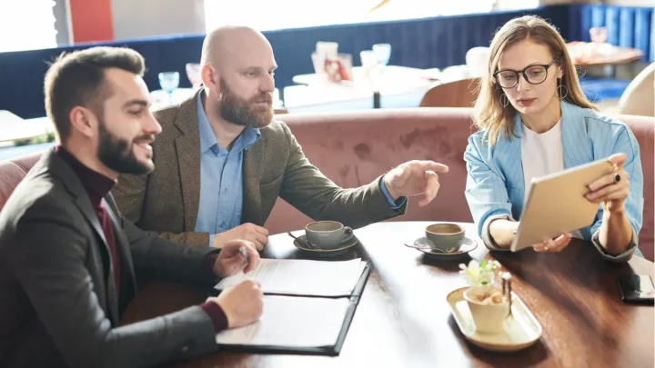 Reunión de negocios entre emprendedores analizando una propuesta de franquicia